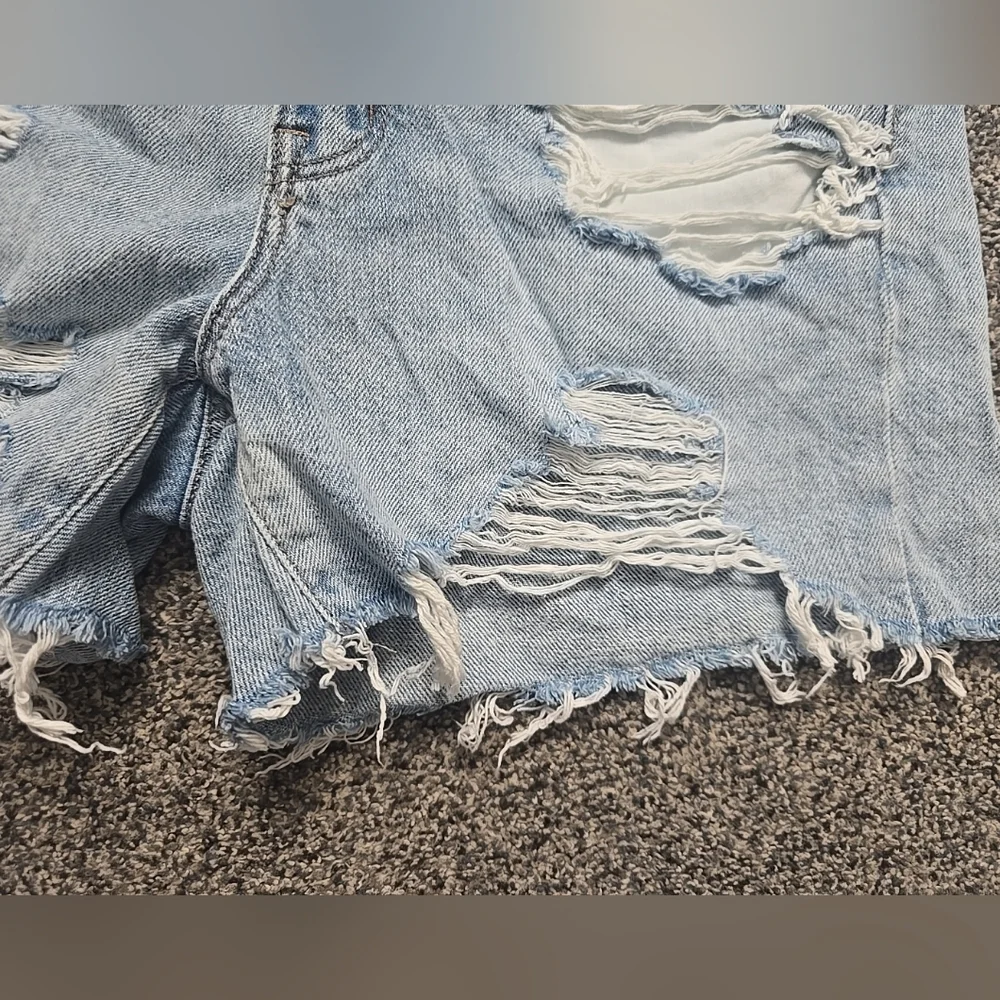 American Eagle 90s Boyfriend Shorts Light Blue Denim Distressed  Size 6 - Picture 12 of 13
